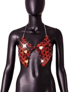 Detailansicht eines sexy roten herzförmigen Acryl-Pailletten-Ketten-BHs auf Mannequin