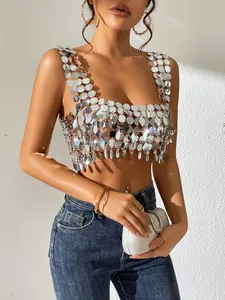 Vue détaillée d'un haut court à sequins argentés brillants pour les soirées de fête d'été