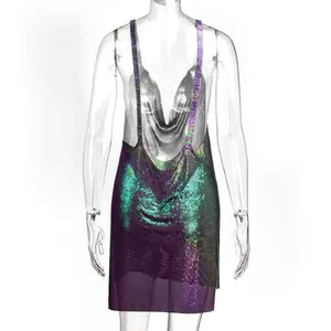 Vista dettagliata del retro di un mini abito di paillettes iridescenti su manichino.