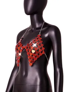 Detailansicht eines sexy roten Herz-Acryl-Pailletten-Bralettes auf einer Schaufensterpuppe