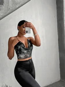 Dettaglio di un top all'americana con paillettes nere luccicanti e sexy design senza schiena