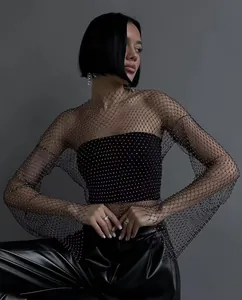Nahaufnahme des glitzernden Strass-Netz-Langarmshirts für Damen, ideal für Partys