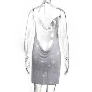 Vue arrière d'une mini-robe en maille à strass argentés avec un détail dos nu sexy et chic