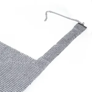 Vue macro détaillant la texture du tissu en maille de strass argentés brillants