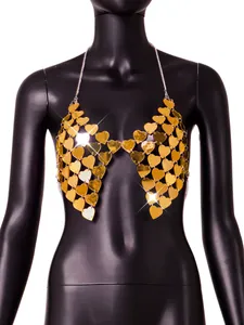 Detailansicht eines sexy goldfarbenen Acryl-Körperkettenoberteils auf einer Schaufensterpuppe