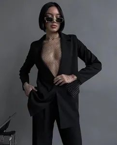 Detailansicht eines funkelnden Damen-Mesh-Oberteils mit Diamanten und schwarzem Blazer