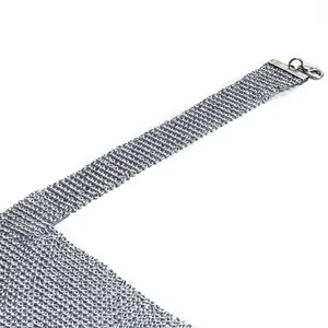 Gros plan sur le détail de la sangle en maille strass argentée avec fermoir mousqueton
