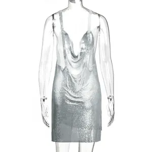Vista dettagliata del retro di un sexy abito a sottoveste con paillettes su manichino