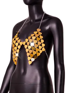 Nahaufnahme eines sexy goldenen Acryl-Herz-Pailletten-Bralettes auf Schaufensterpuppe