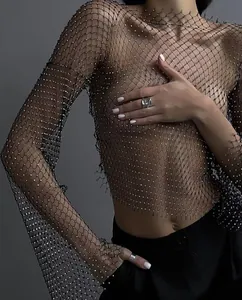Nahaufnahme eines sexy schwarzen Netzoberteils mit funkelnden Strasssteinen am Model