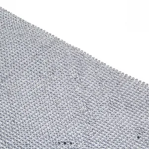 Détail macro du tissu en maille de strass argenté étincelant pour robes de soirée