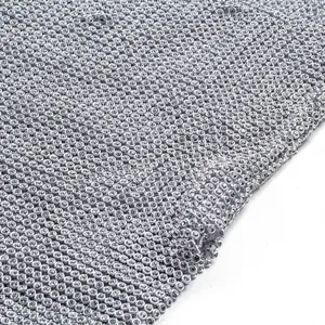 Vue macro du détail du tissu en maille de strass argentés étincelants de haute qualité
