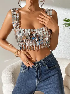 Gros plan sur la texture métallique brillante de ce crop top à paillettes argentées sexy