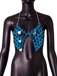 Detailansicht einer sexy blauen herzförmigen Acryl-Pailletten-Körperkette am Model
