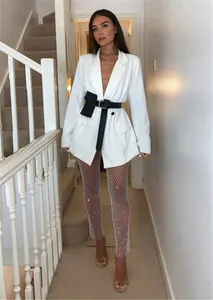 Vista detallada de pantalones de malla sexy con pedrería usados por una modelo en interiores