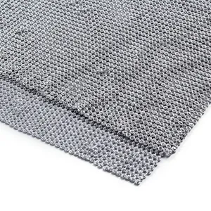 Détail en gros plan du tissu en maille de strass argentés pour robe de soirée