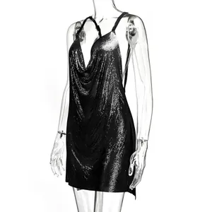 Dettaglio di un sexy vestito corto a paillettes nere su manichino trasparente