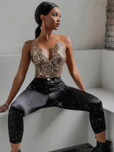 Dettaglio top all'americana sexy con paillettes metalliche leopardate e schiena