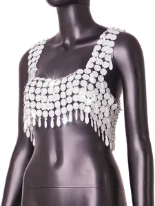 Détail haute résolution d'un top court blanc à paillettes scintillantes pour festivals d'été