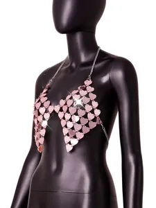 Nahaufnahme einer sexy pinkfarbenen Acryl-Körperschmuckkette mit Herzen auf einer Schaufensterpuppe