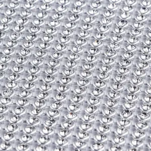 Vue macro détaillée d'un tissu en maille strass argenté brillant pour robes de soirée
