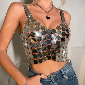 Detailansicht eines silbernen Paillettentops aus Metallscheiben an einem Mode-Model