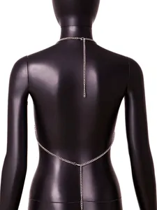 Detaillierte Rückansicht einer sexy silbernen Metallkette Körpergeschirr auf einer Puppe