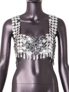 Vue détaillée de la texture d'un crop top à paillettes argentées avec des disques miroirs.