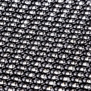 Gros plan macro de strass argentés étincelants sur la texture du tissu résille