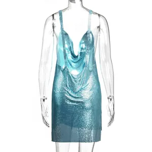 Dettaglio mini abito sexy blu in maglia metallica con paillettes e scollo a cappuccio