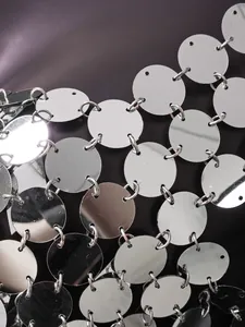 Vue macro de haut en paillettes à disques métalliques réfléchissants argentés