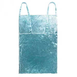 Dettaglio ravvicinato delle paillettes blu scintillanti e della maglia di questo abito