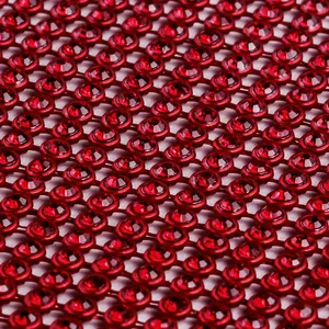 Prise de vue macro haute résolution montrant le détail du maillage strass rouge