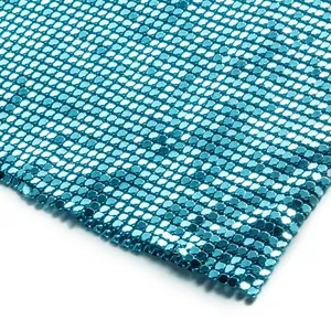 Primo piano macro del tessuto a rete metallica blu lucido con dettagli di paillettes fini