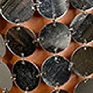 Detaillierte Makroansicht von silbernem Metallic-Pailletten-Netzgewebe für Damen-Sommer-Top