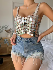 Detailaufnahme des reflektierenden silbernen Pailletten-Crop-Tops mit Metallic-Textur