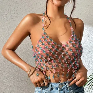 Λεπτομέρεια από boho τοπ με αλυσίδα από χρωματιστές πέτρες και τελείωμα με κρόσσια.