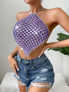 Vista dettagliata del top halter in mesh con strass viola e spalline a catena in metallo