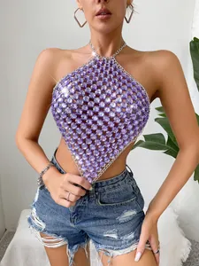 Vista dettagliata del sexy top a fascia in cristallo viola con eleganti catene d'argento