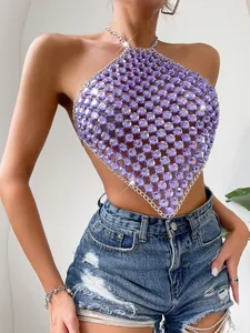 Vista dettagliata di un sexy top all'americana con strass viola e catene metalliche