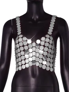 Detailansicht eines silbernen Pailletten-Crop-Tops mit metallischem Glanzeffekt.