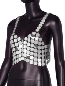 Nahaufnahme eines silbernen Pailletten-Crop-Tops auf einer schwarzen Schaufensterpuppe.