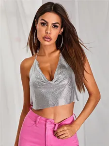 Dettaglio del top all'americana con paillettes argento metallizzato e schiena nuda