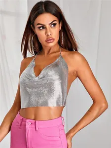 Vista dettagliata del crop top all'americana in paillettes metalliche argento