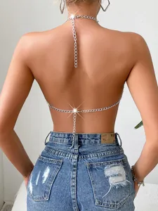 Vista posteriore di un sexy top all'americana in catena metallica argento con dettagli