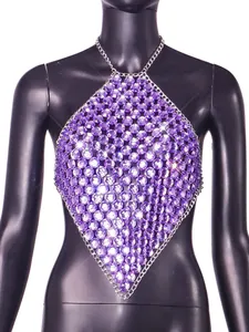 Dettaglio del top all'americana con strass viola e catena su un manichino nero