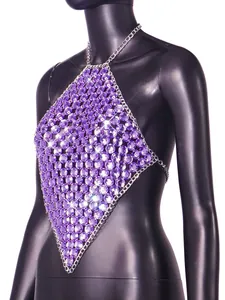 Primo piano di un sexy top a catena con strass viola esposto su un manichino nero