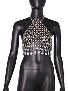 Dettaglio del top all'americana in cristallo iridescente con design a rete traforata