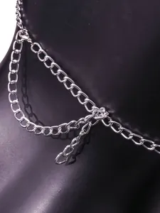 Vista macro dettagliata della catena in metallo argento su un sexy top a fascia