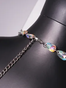 Primo piano delle gocce di cristallo iridate e della chiusura a catena d'argento